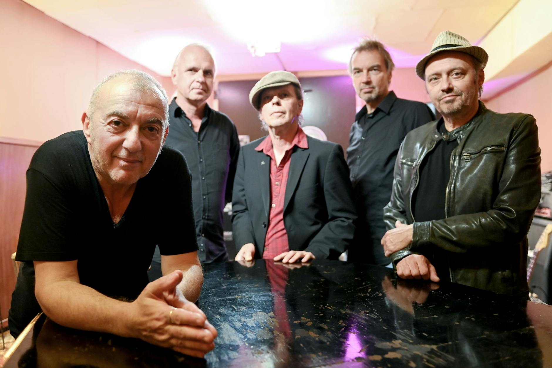 Die Musiker der Band Pankow, André Herzberg (l-r), Stefan Dohanetz, Jürgen Ehle, Andreas „Kulle“ Dziuk und Andre Drechsler. Die Berliner Ost-Band Pankow war eine der beliebtesten Rockbands der achtziger Jahre. Erkennbar an ihrem Sound und mit lebensnahen Texten über Alltag und Sehnsüchte in der DDR füllten sie die Säle. 