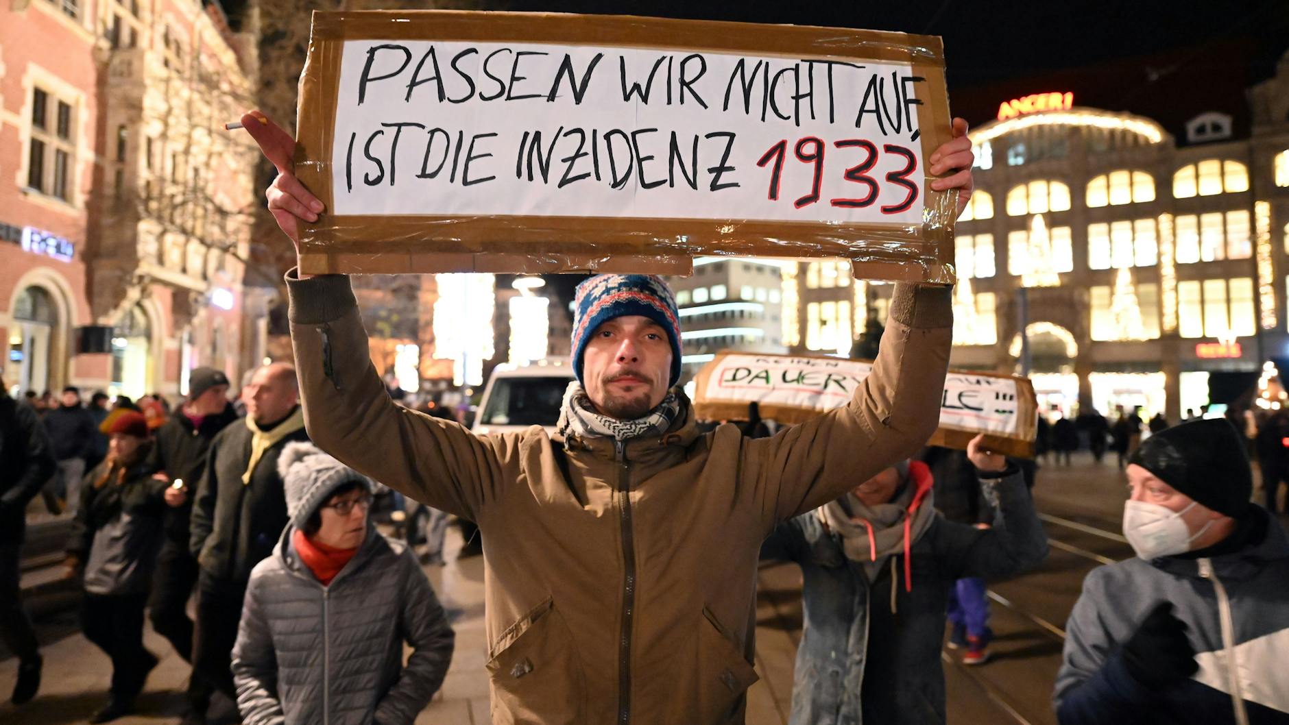 Ein Demonstrant auf dem Anger in Erfurt