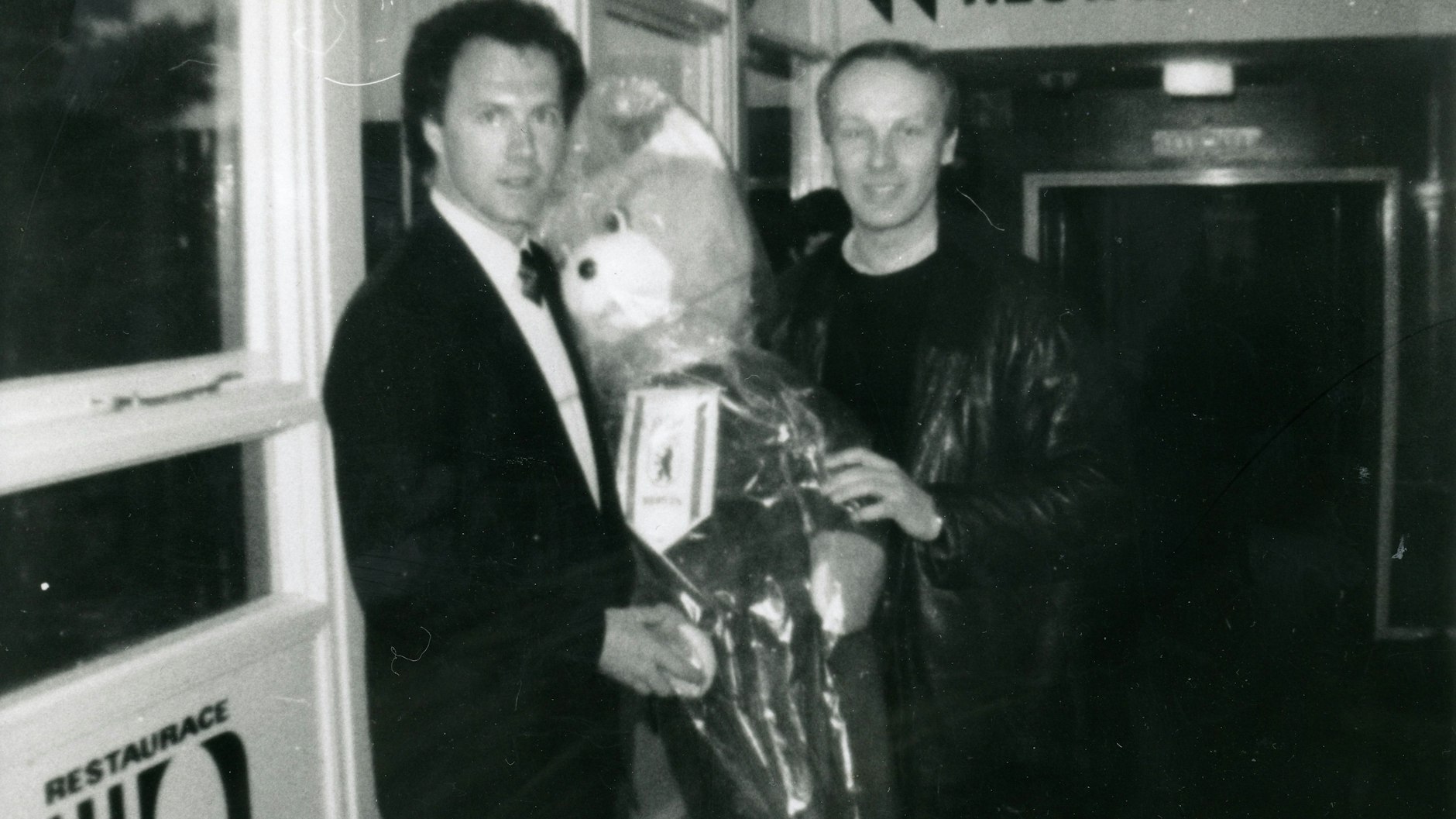 1985 traf Helmut Klopfleisch in Prag den damaligen Bundestrainer Franz Beckenbauer, überreichte ihm einen Berliner Bären aus der Hauptstadt der DDR. Der Beginn einer Freundschaft. 