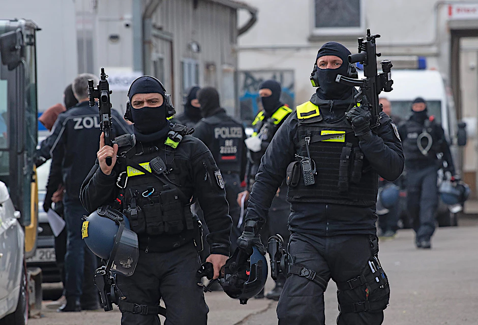 Beamte eines Spezialeinsatzkommandos bei einer Drogenrazzia in Berlin (Symbolbild)