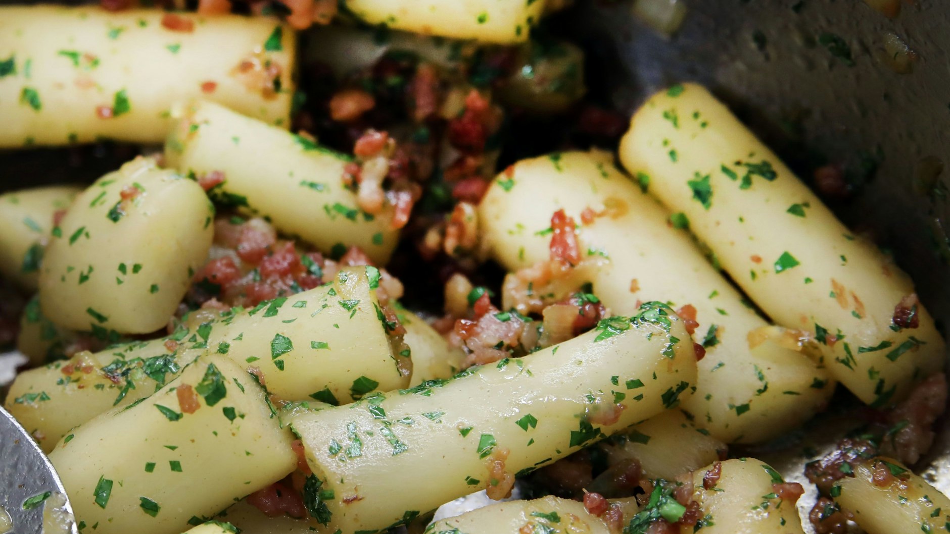 Eine fertige Beilage: Winterspargel mit gebratenen Speckwürfeln und Petersilie