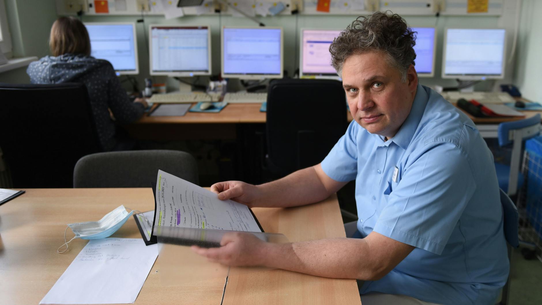 Alexander Blau sieht sich im Kontrollraum des schlafmedizinischen Zentrums in Biesdorf Patientendaten an.