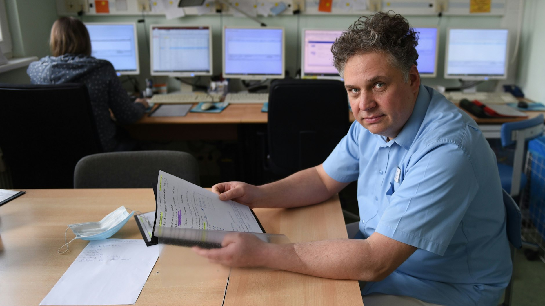 Alexander Blau sieht sich im Kontrollraum des schlafmedizinischen Zentrums in Biesdorf Patientendaten an.