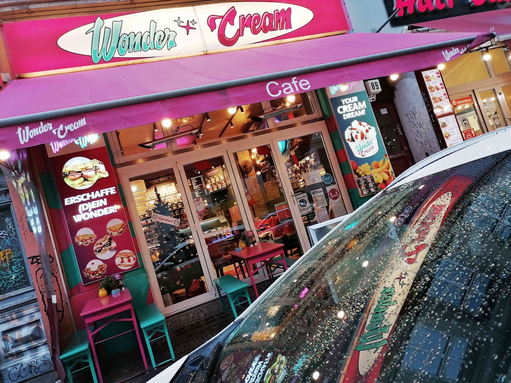 Einen an der Waffel? Warum Berliner Cafés wirklich Kaffee an Ungeimpfte