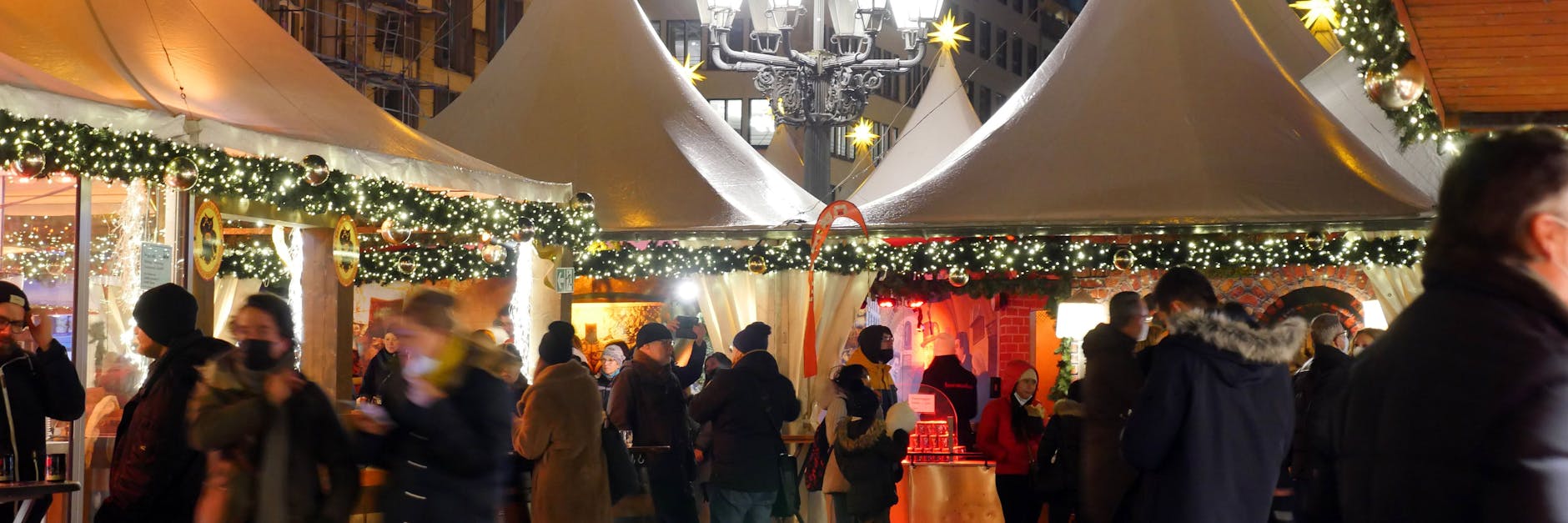 Auf dem Weihnachtsmarkt am Berliner Gendarmenmarkt gilt die 2G-Regel, doch die meisten Leute meiden Orte, an denen viele Menschen zusammenkommen.