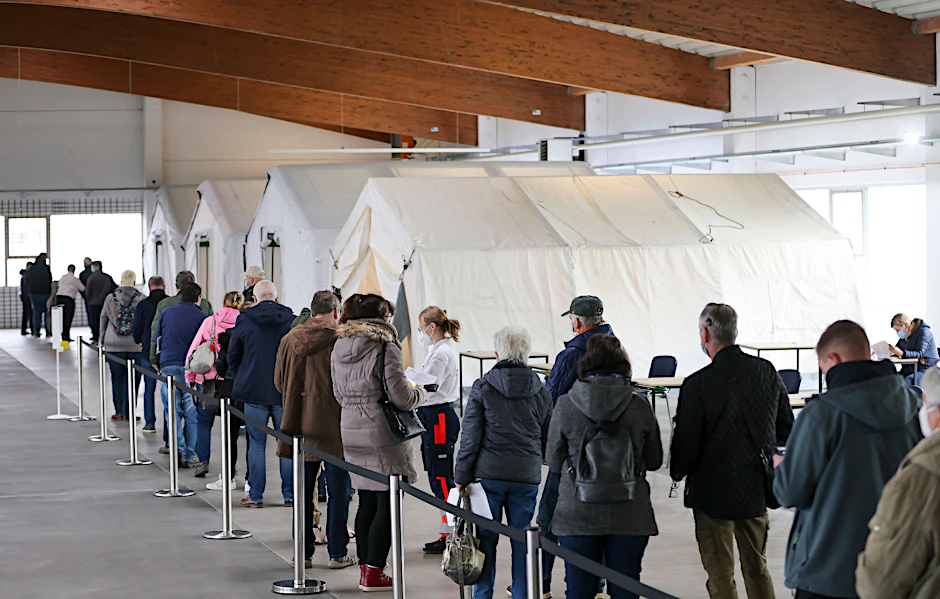 Zwischen Impfversagen und Impfpflicht: Warteschlange im wieder eröffneten Impfzentrum in Sachsen-Anhalt.