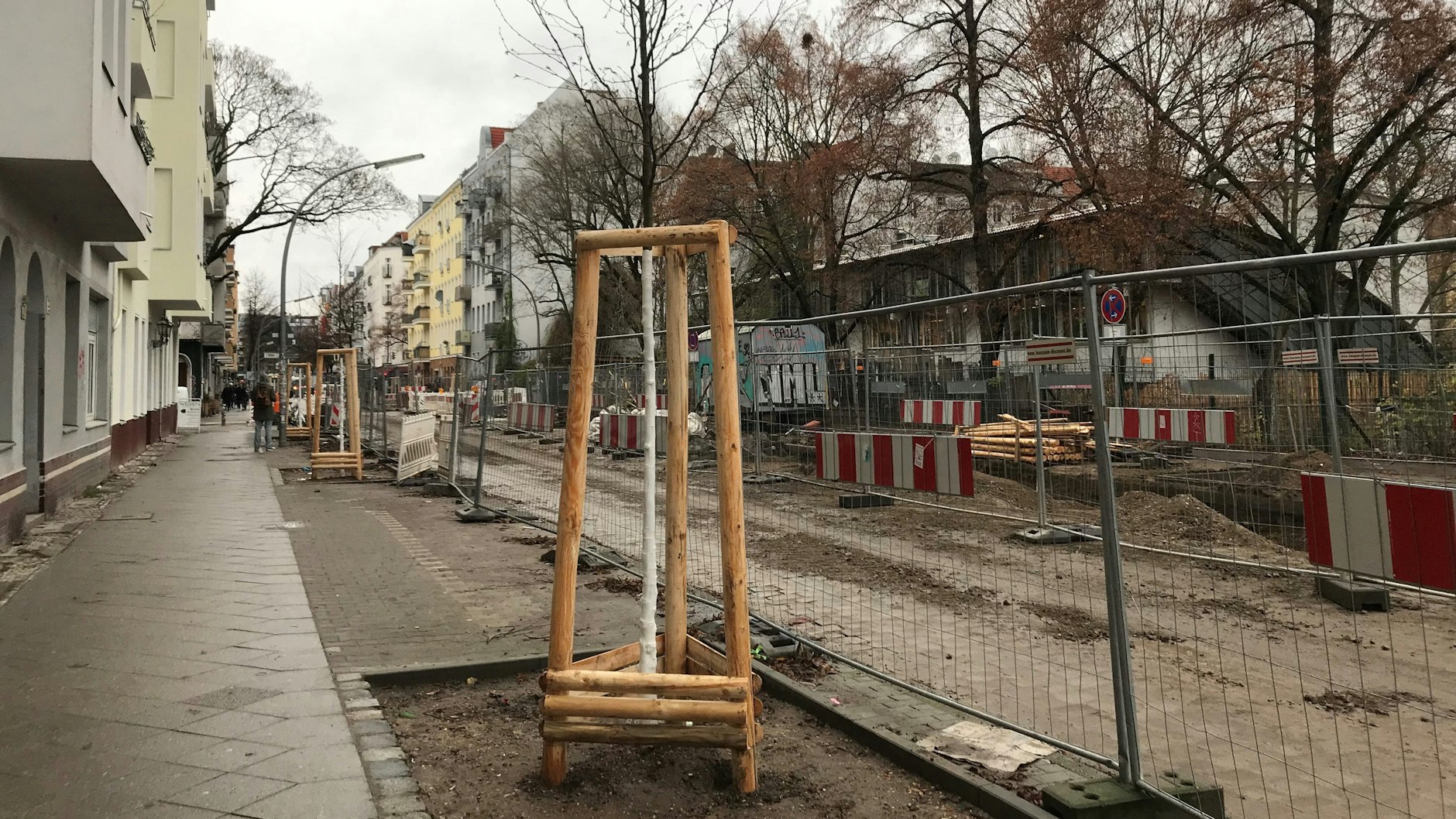 Frisch gepflanzte Zukunftsbäume in Neukölln. 