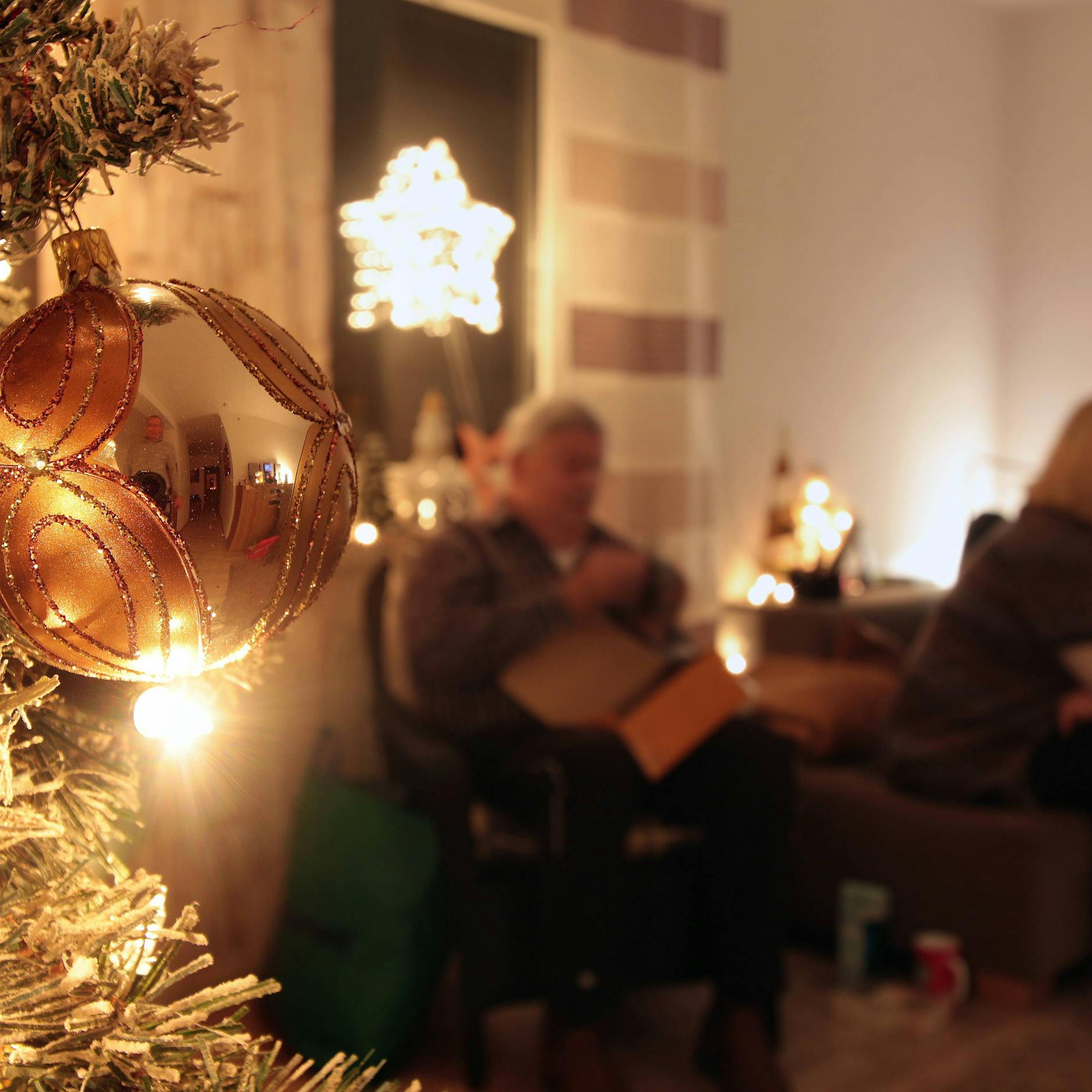 Wegen Omikron-Variante: Kontaktbeschränkungen auch für Geimpfte! Steht Weihnachten auf dem Spiel?