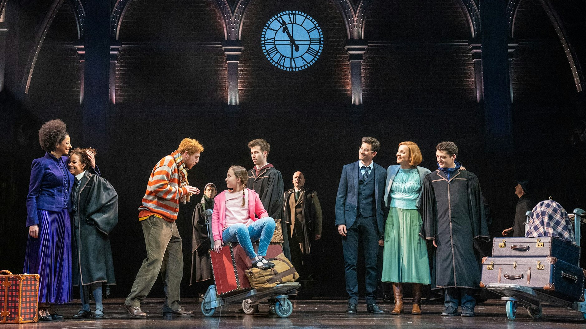 Am Anfang von „Harry Potter und das verwunschene Kind“ brechen die Hauptfiguren nach Hogwarts auf.