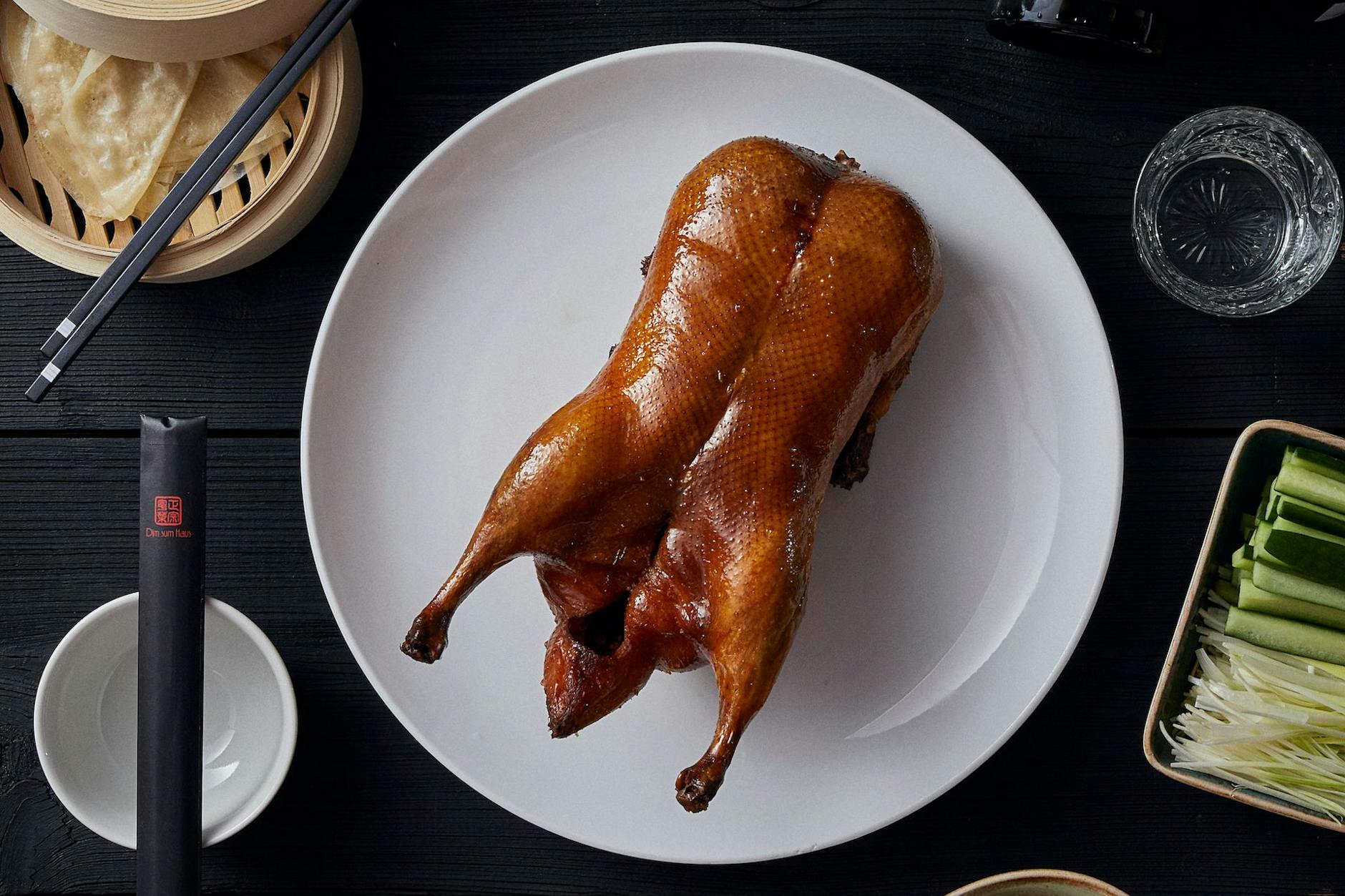 Die Zubereitung einer Pekingente ist normalerweise langwierig und Sache von Profis.