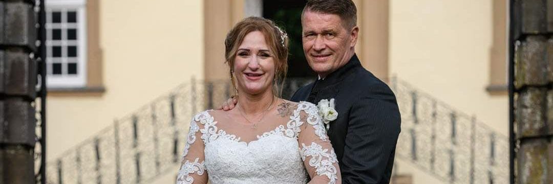 Bei der „Hochzeit auf den ersten Blick“ steckt Ralf Manuela den Ring an den Finger.