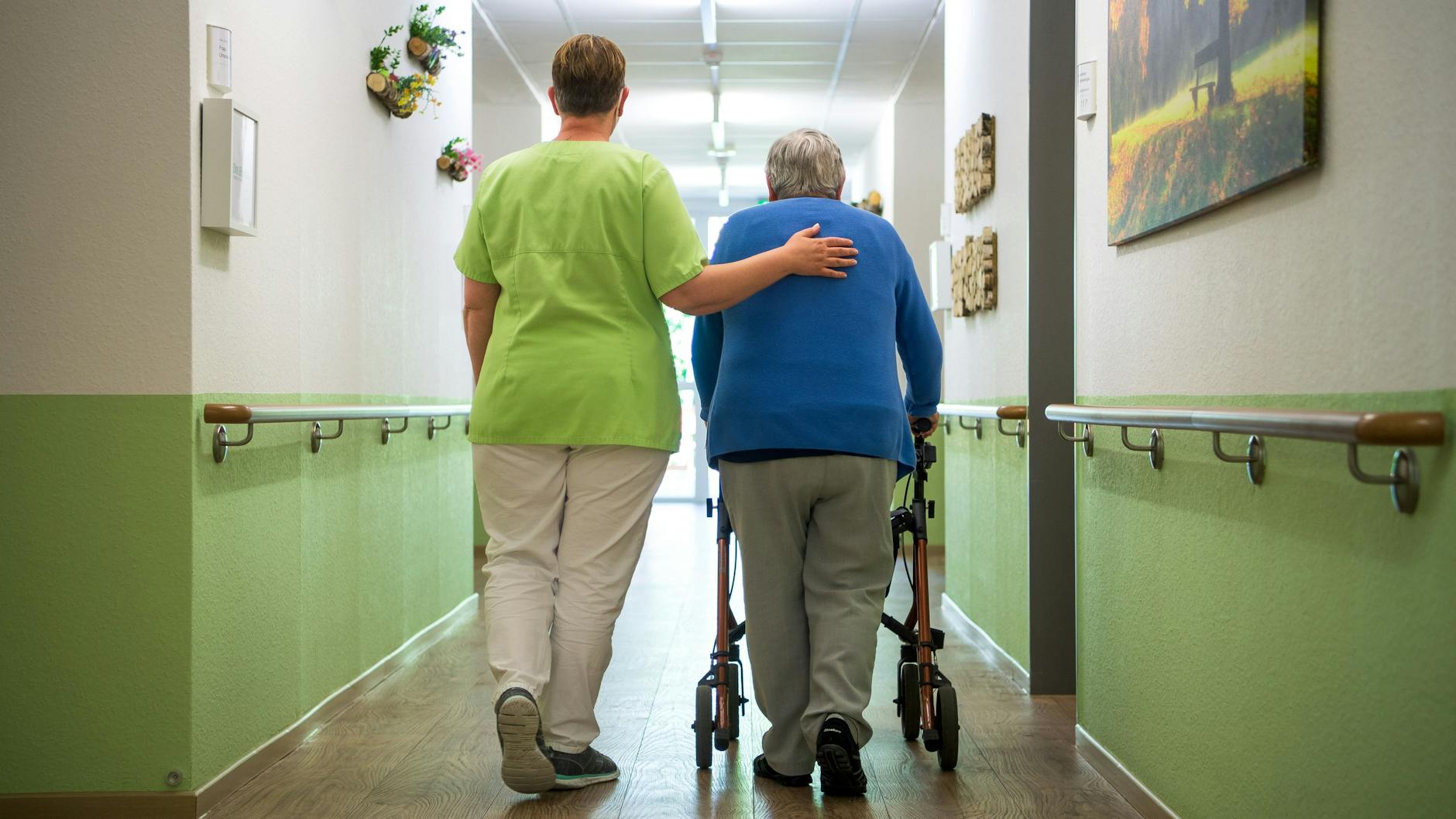 Der Barmer-Report rechnet mit insgesamt einer Million Pflegebedürftigen in Heimen bis 2030 (Symbolbild).