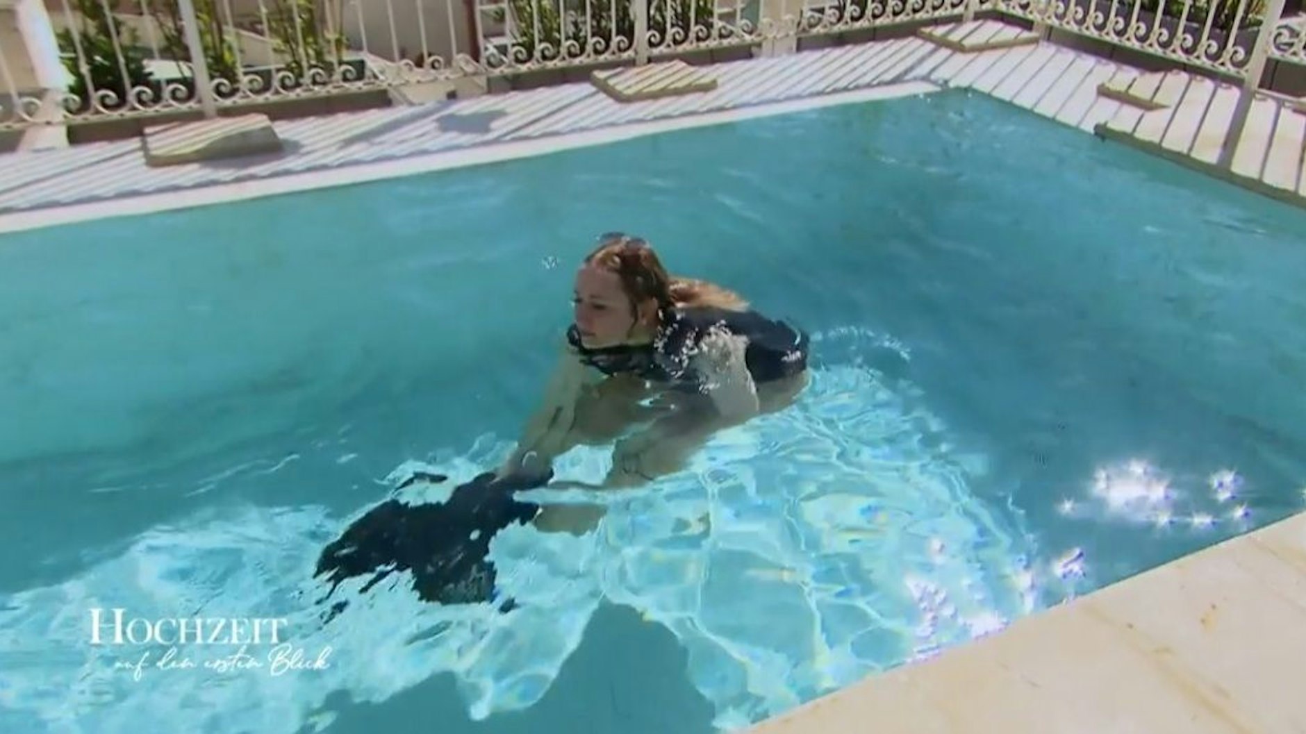 In den Flitterwochen nach der  „Hochzeit auf den ersten Blick“  geht Manuela erstmal in Klamotten baden.