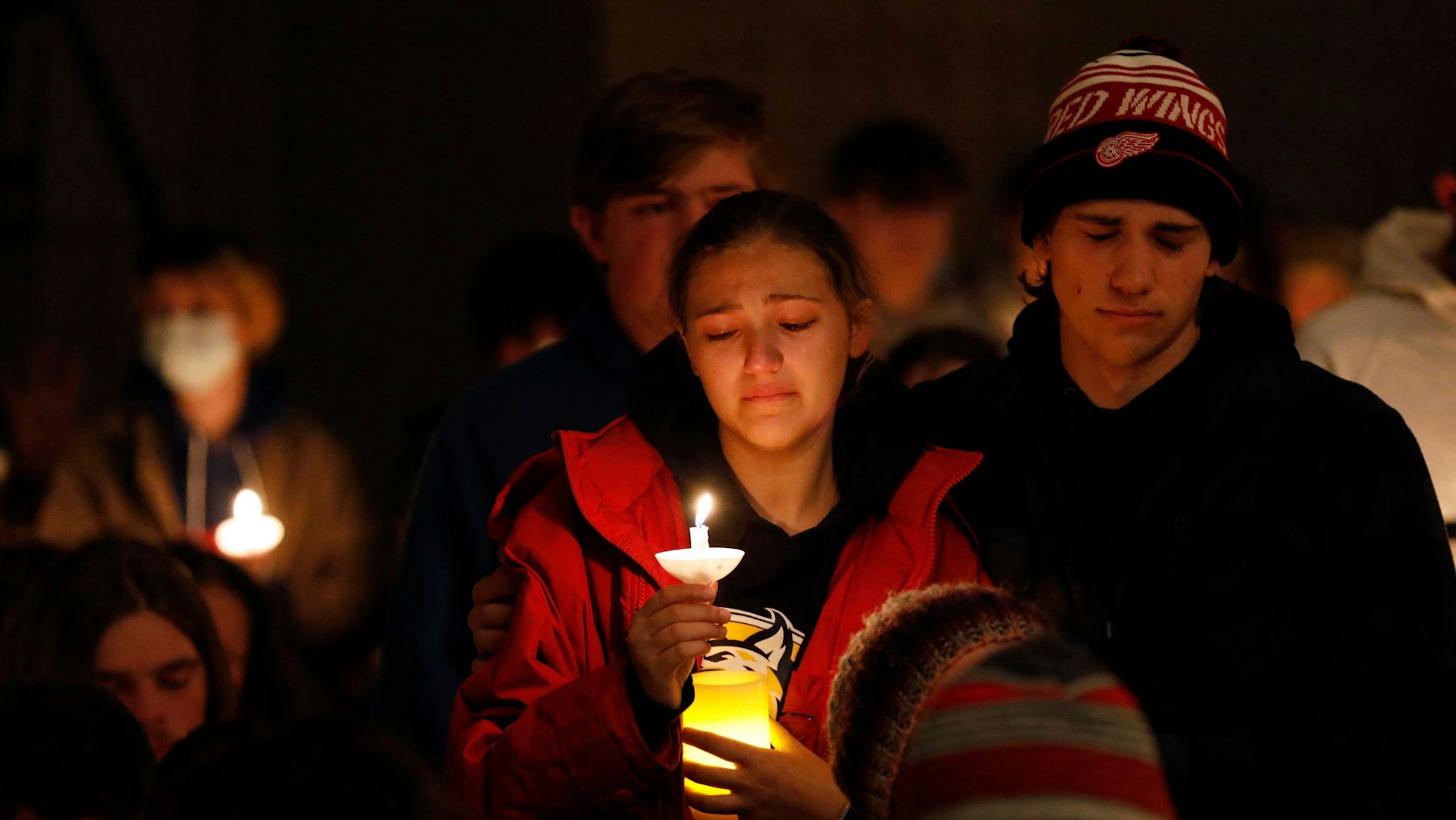 Trauer nach der Tat: Schüler der Oxford High School halten Kerzen für die Opfer.