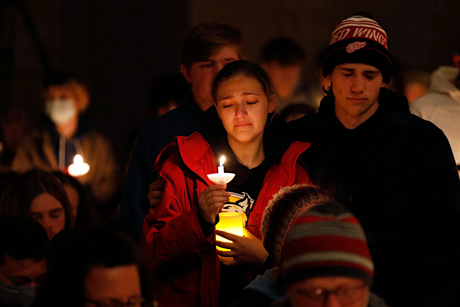 Trauer nach der Tat: Schüler der Oxford High School&nbsp;halten Kerzen für die Opfer.