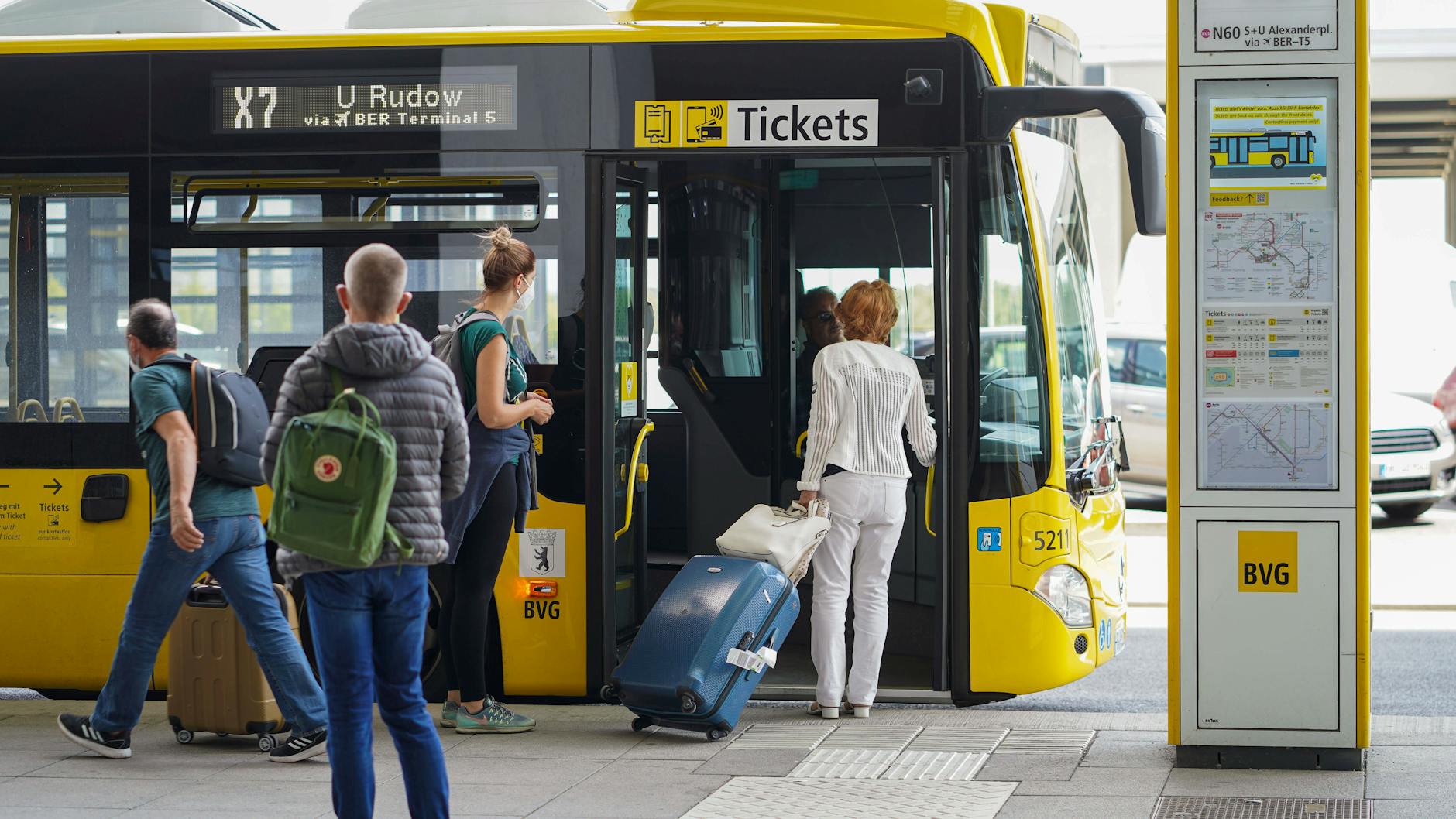 Auch auf der Linie X7 zwischen dem Flughafen BER und Rudow gibt es nach dem Fahrplanwechsel mehr Fahrten – sonntags bis freitags jeweils am Abend, teilte die BVG mit.