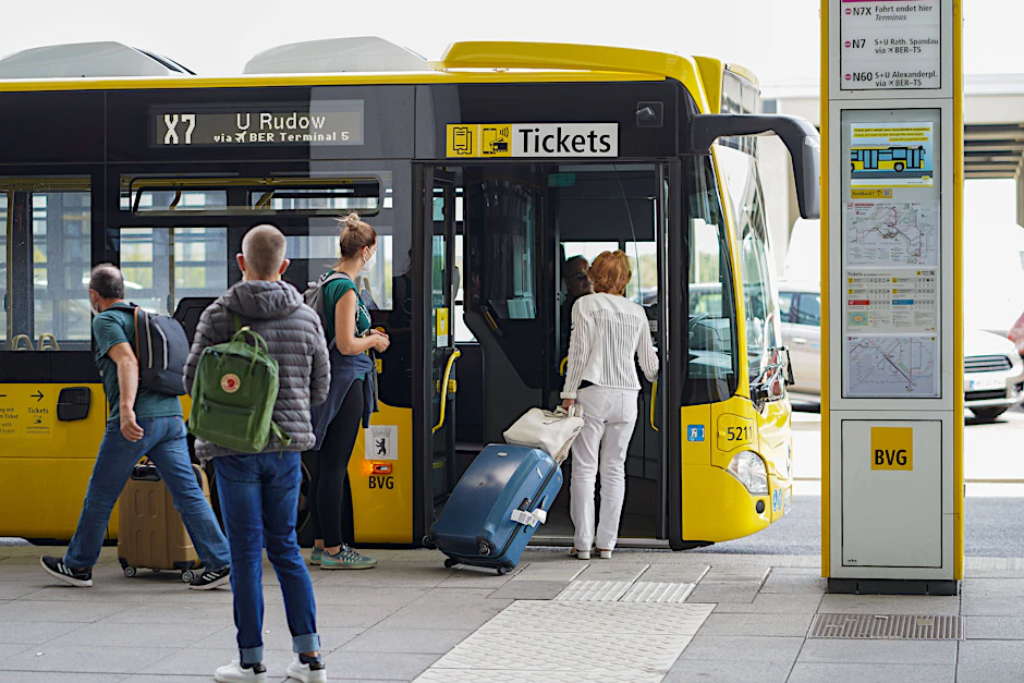 Auch auf der Linie X7 zwischen dem Flughafen BER und Rudow gibt es nach dem Fahrplanwechsel mehr Fahrten – sonntags bis freitags jeweils am Abend, teilte die BVG mit.
