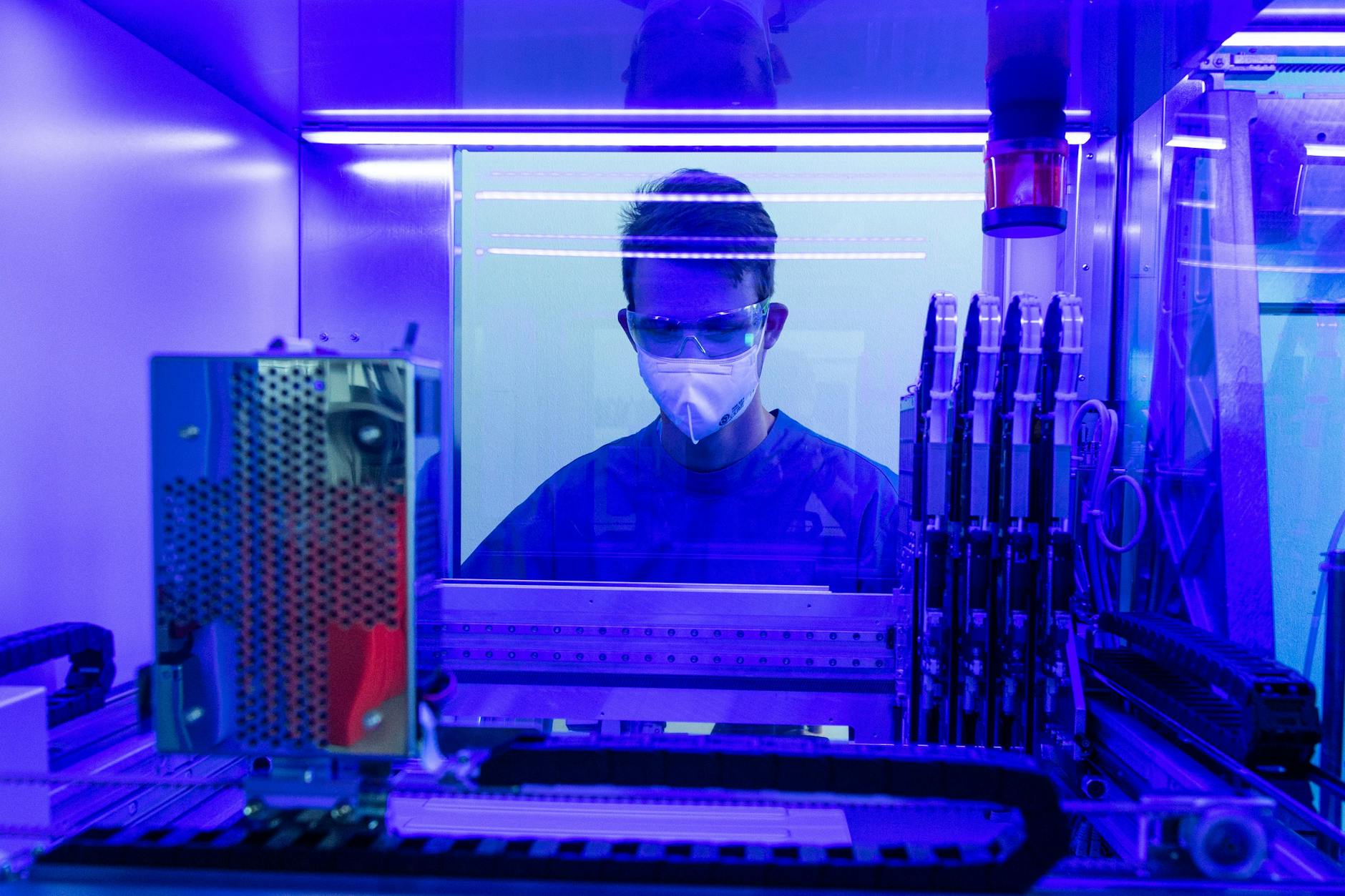 Wann verbreitet sich Omikron auch in Deutschland? Ein Laborant der Firma Bioscientia an einem PCR-Vollautomaten.