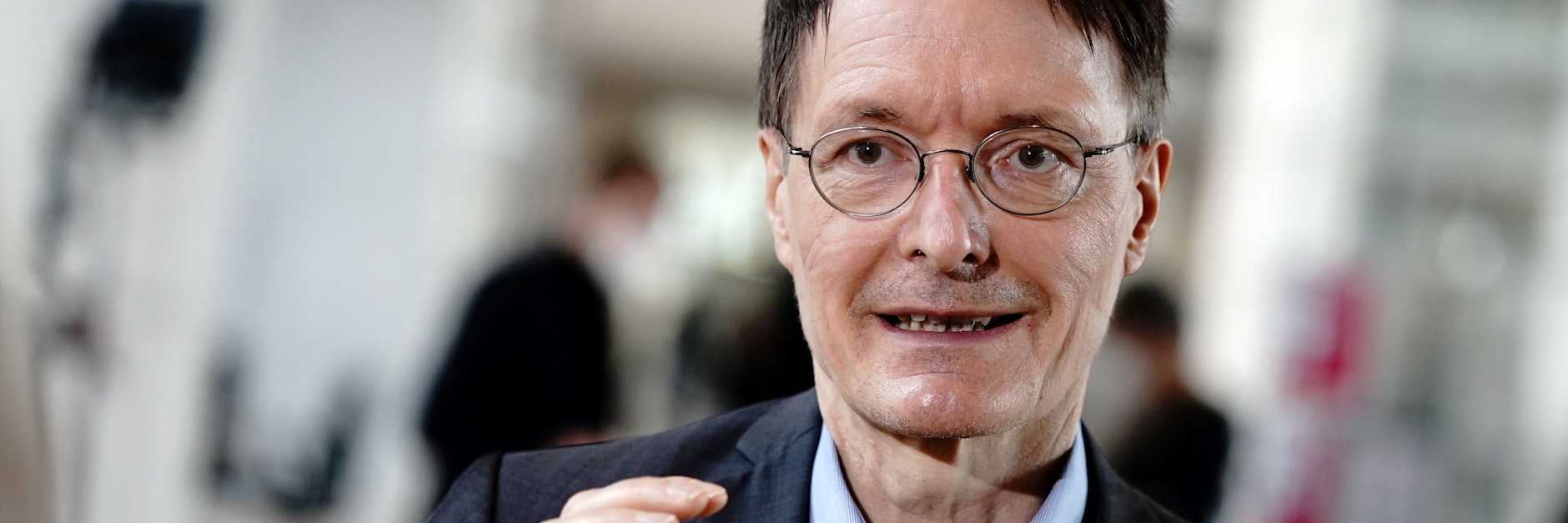 Karl Lauterbach (SPD) beruhigt in der Ungewissheit über die Omikron-Variante.