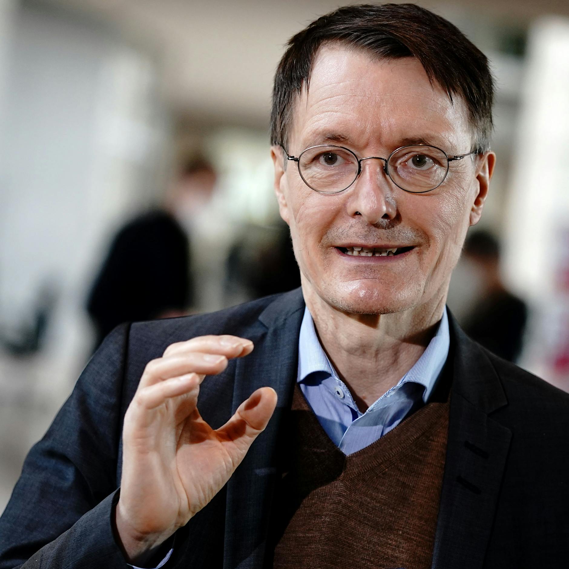 Lauterbach: DIESER Impfstoff schützt auch vor Omikron sehr gut!