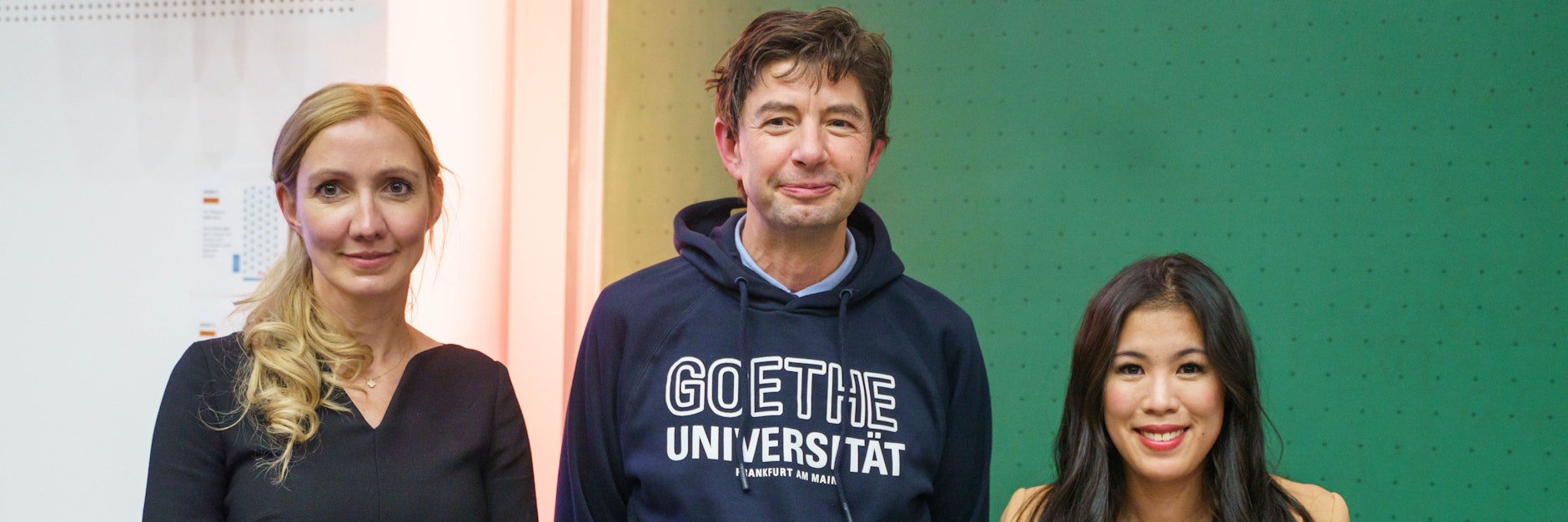 Virologe Christian Drosten mit seiner Kollegin Sandra Ciesek (l) und der Wissenschaftsjournalistin Mai Thi Nguyen-Kim bei einer Veranstaltung in Frankfurt.