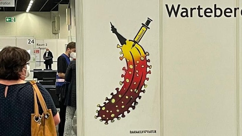 Die „Impfbanane“ des Graffiti-Künstlers Thomas Baumgärtel ist an ihrem ursprünglichen Ort im Kölner Impfzentrum zu sehen (Archivbild). 