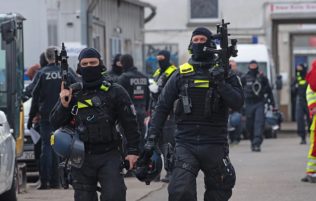 Haftbefehle: Berliner Polizisten helfen Kokainschmugglern aus Südamerika