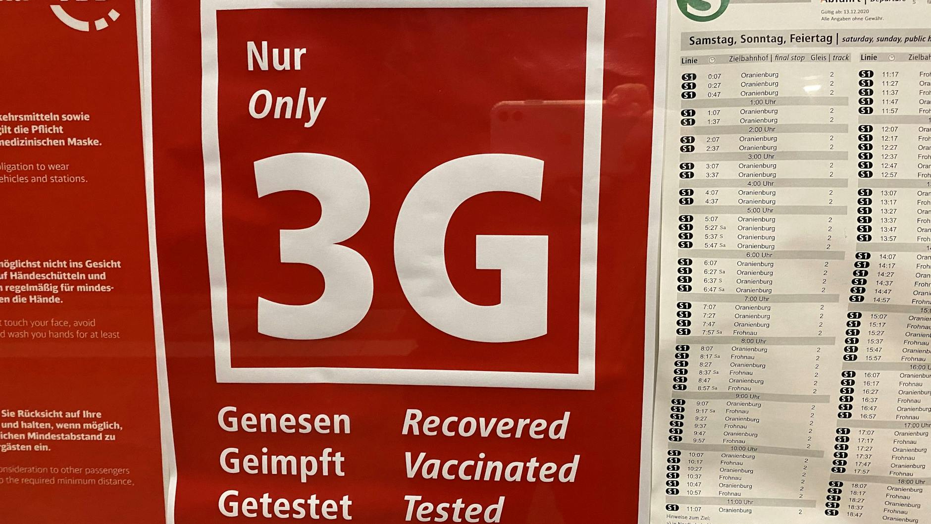 In einem Schaukasten auf dem S-Bahnhof Lichterfelde West wird über die neue Regel informiert.