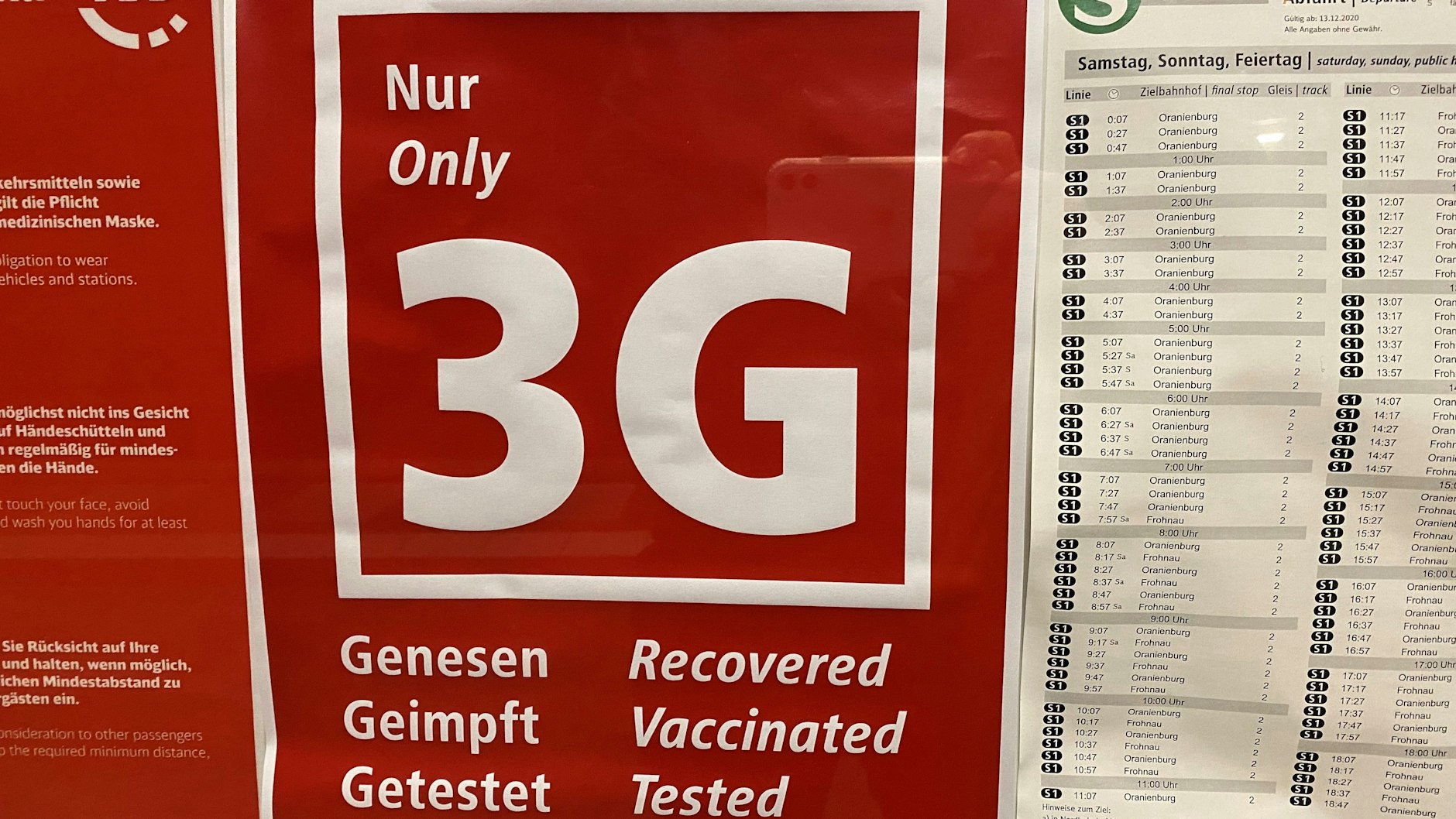 In einem Schaukasten auf dem S-Bahnhof Lichterfelde West wird über die neue Regel informiert.