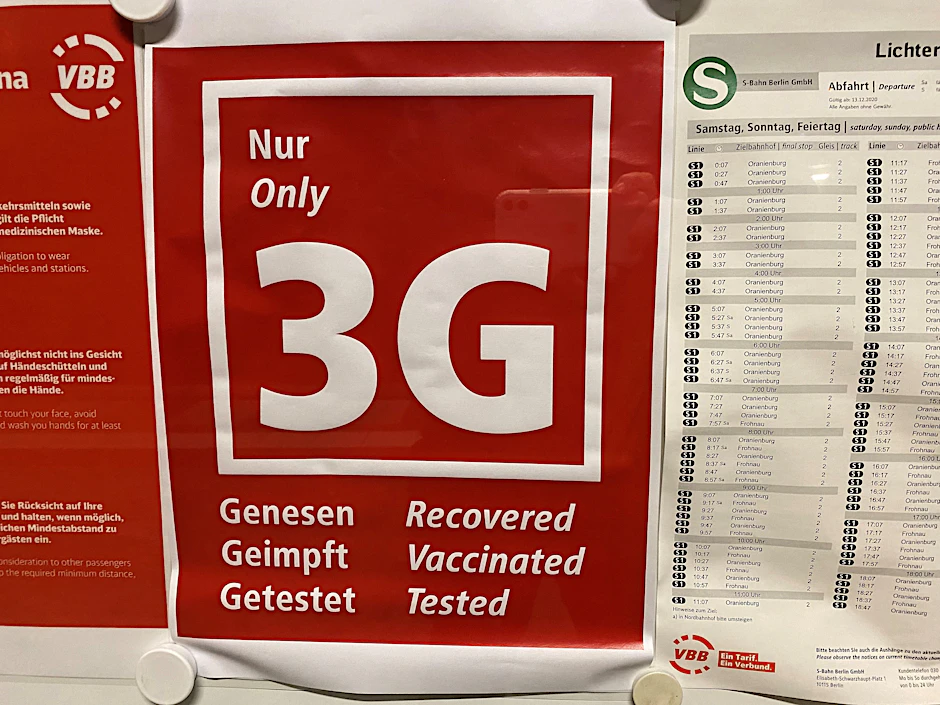In einem Schaukasten auf dem S-Bahnhof Lichterfelde West wird über die neue Regel informiert.