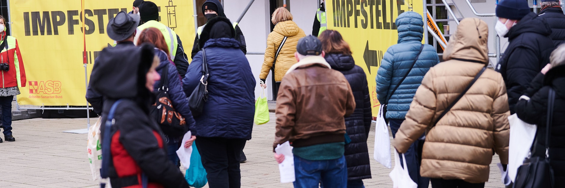 Menschen warten vor der neu eröffneten Impfstelle im Freizeitforum Marzahn.