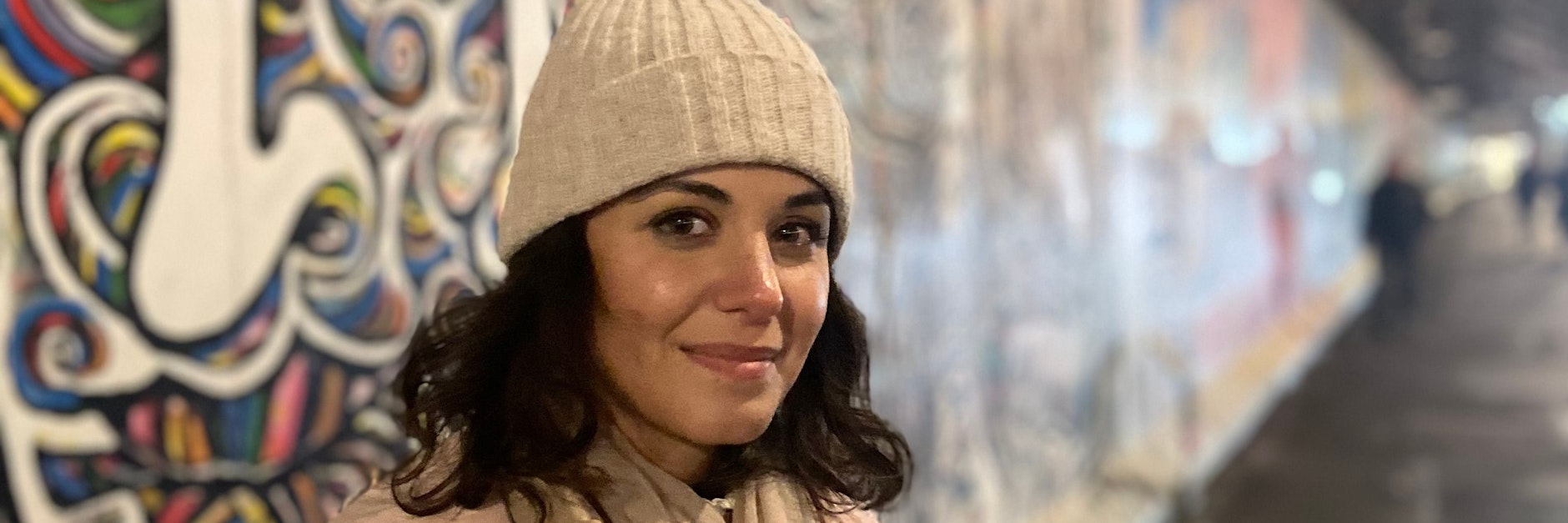 Popsängerin Katie Melua steht an der Berliner East Side Gallery.