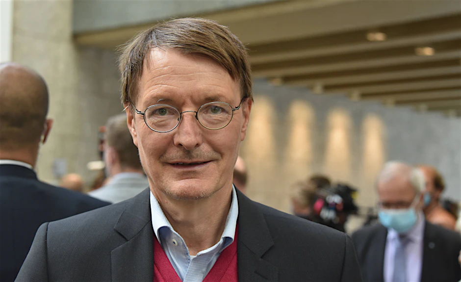 Karl Lauterbach (SPD) will sich bei seinen israelischen Kollegen über die Wirksamkeit des Corona-Impfstoffs erkundigen (Archivbild).