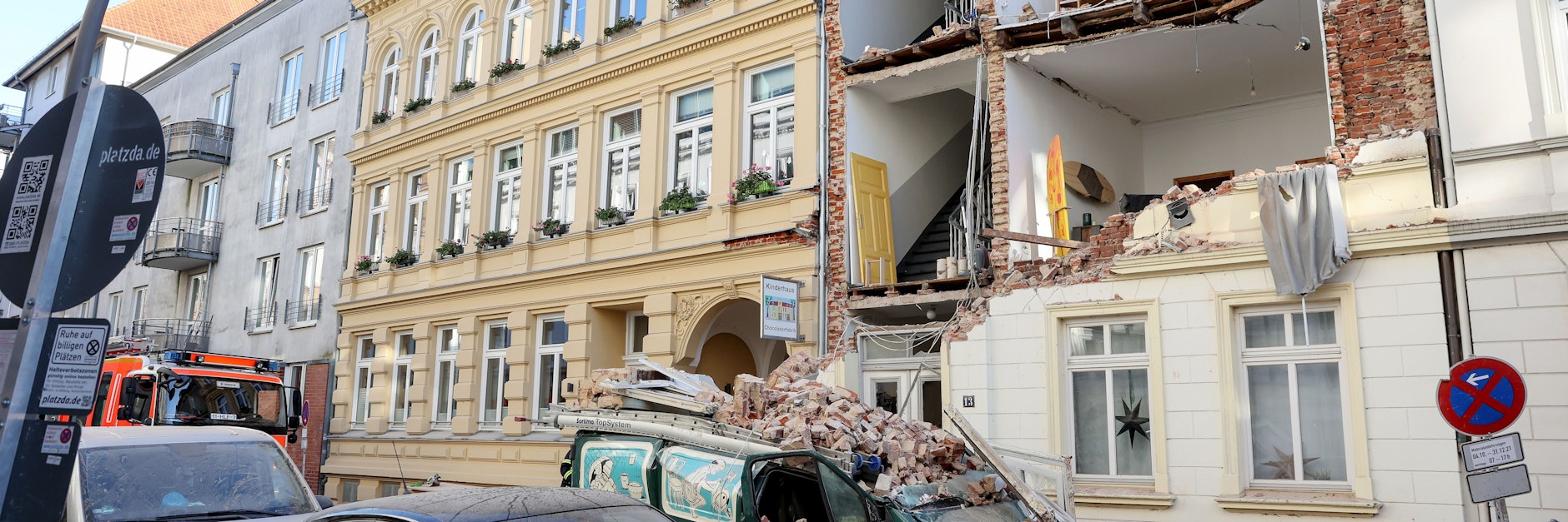 Trümmer liegen auf einem Auto vor dem Haus in Hamburg-Altona, dessen Fassade eingestürzt ist.&nbsp;