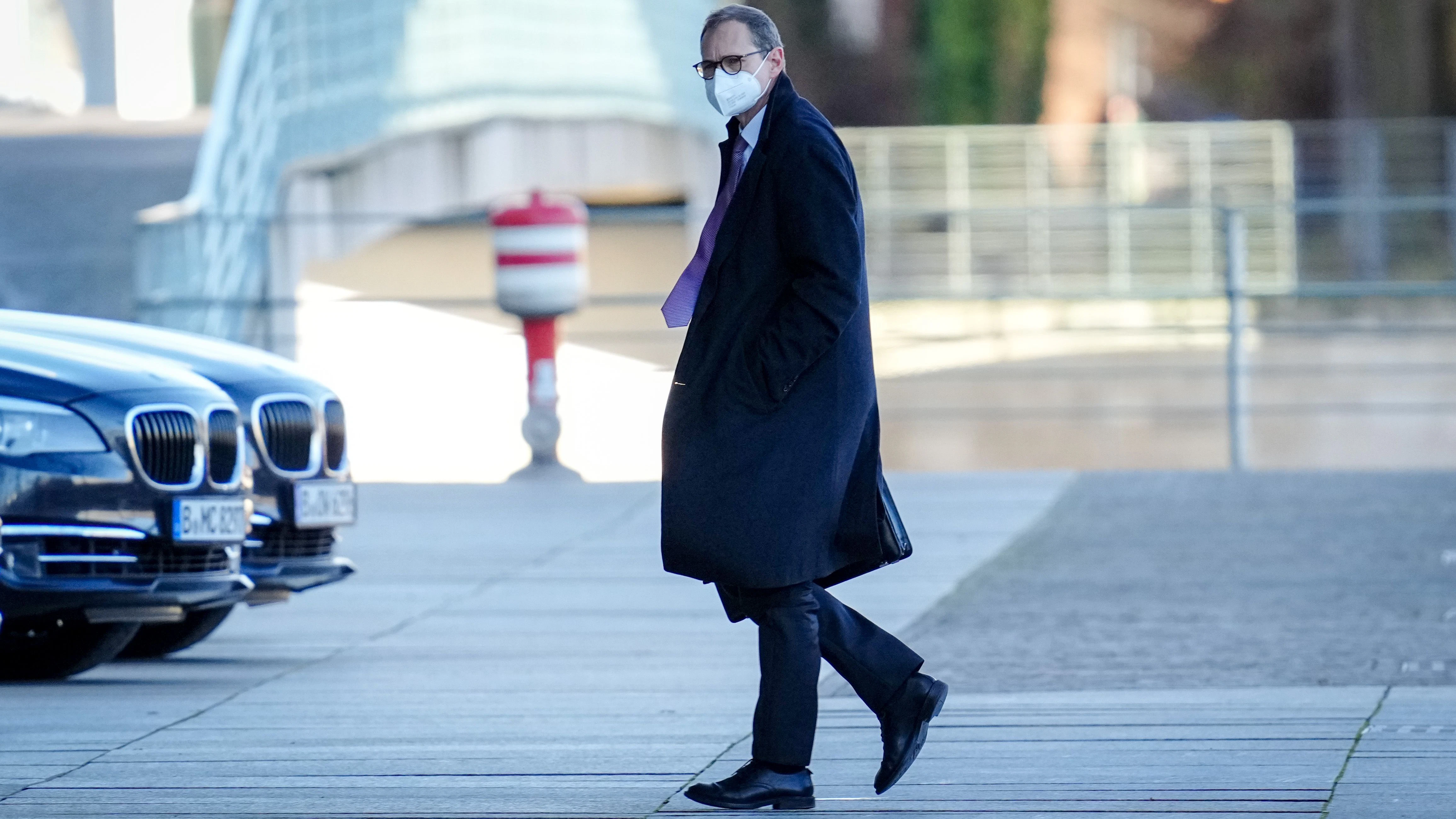 Berlins Regierender Bürgermeister Michael Müller (SPD) steht am Tag des Corona-Gipfels vor dem Kanzleramt.