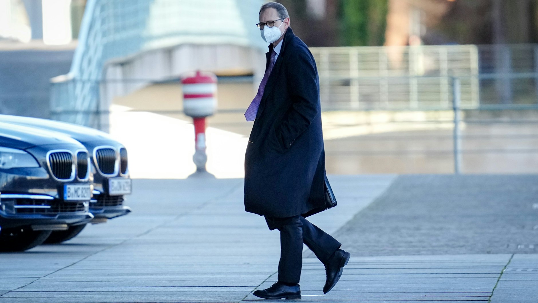 Berlins Regierender Bürgermeister Michael Müller (SPD) steht am Tag des Corona-Gipfels vor dem Kanzleramt.