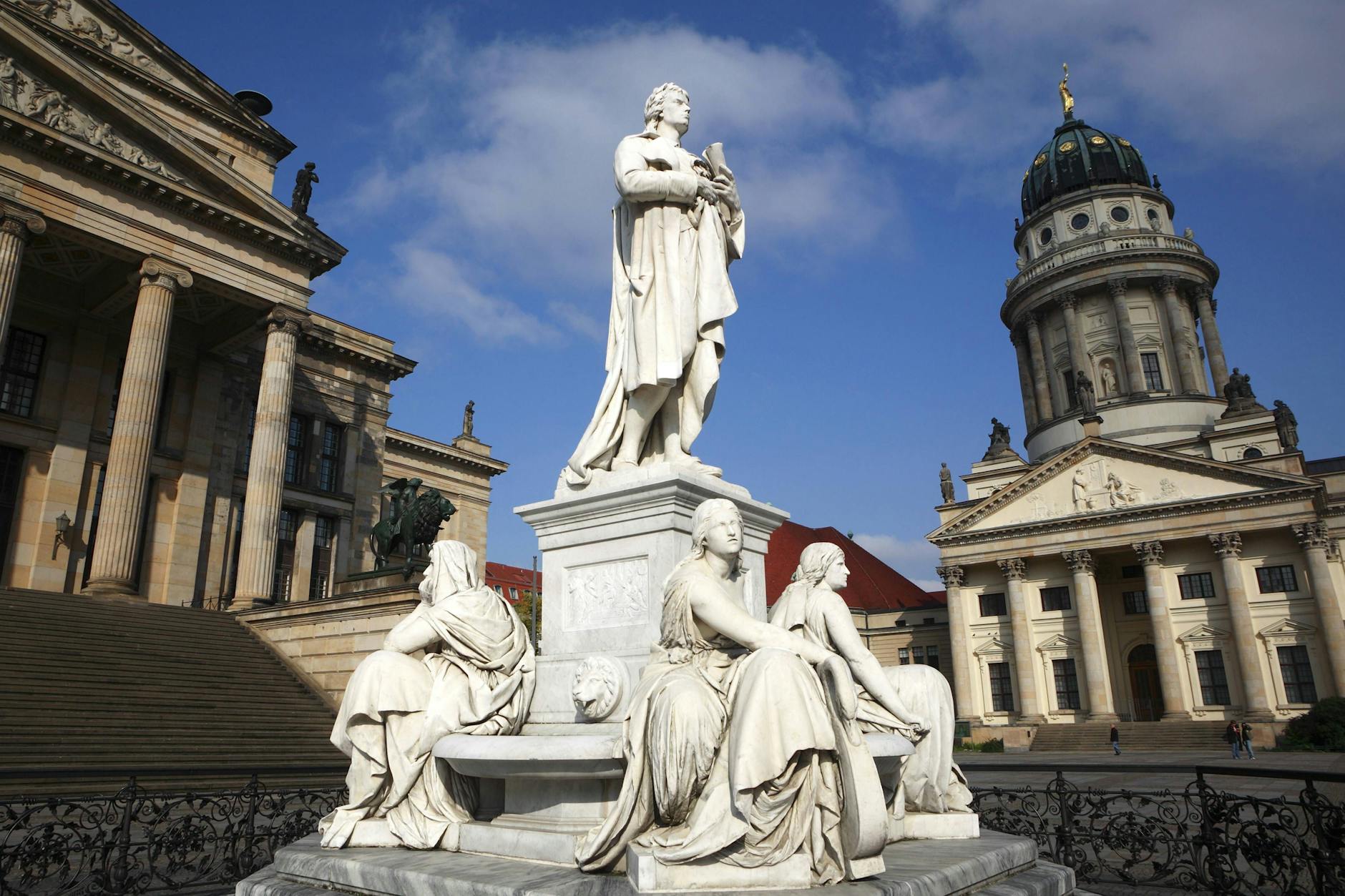 Das Schillerdenkmal vor dem Konzerthaus am Gendarmenmarkt. Zu Füßen des Dichters platzierte der Bildhauer Reinhold Begas vier Frauenfiguren.