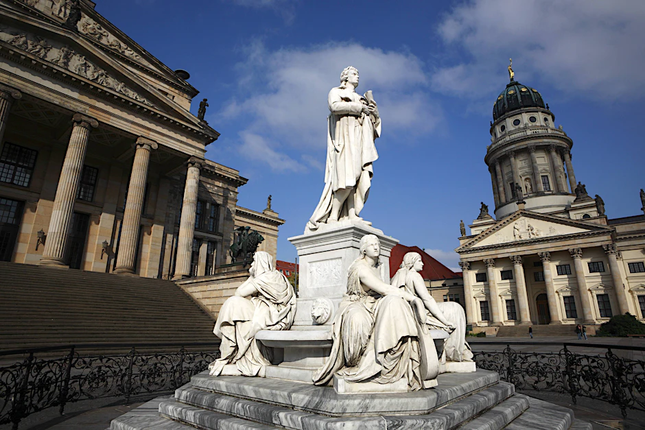 Das Schillerdenkmal vor dem Konzerthaus am Gendarmenmarkt. Zu Füßen des Dichters platzierte der Bildhauer Reinhold Begas vier Frauenfiguren.