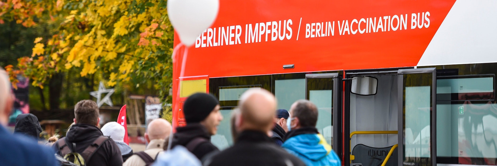 Ein Impfbus in Köpenick im Einsatz: Dort gab es Probleme, weil die Fahrzeuge „nicht zuverlässig“ zu den Terminen kamen.