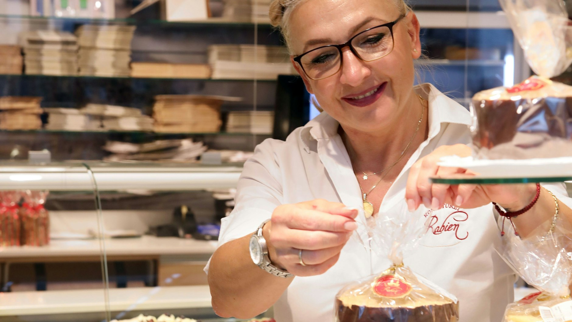 Die Konditorei Rabien ist bekannt für ihre Baumkuchen (Kilo ab 40€). Dorota Koral verpackt einen der köstlichen Baumkuchen. 