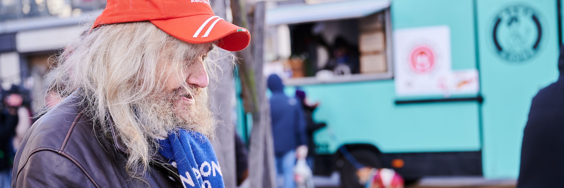 Ein Obdachloser Mann isst Hirschgulasch mit Rotkohl, den er soeben von Frank Zander aus dem Caritas-Foodtruck bekommen hat. Zander verteilt warme Mahlzeiten an Obdachlose und bedürftige Menschen auf dem Alexanderplatz. Er spendet außerdem dem Caritas-Foodtruck 30.000 Euro.&nbsp;