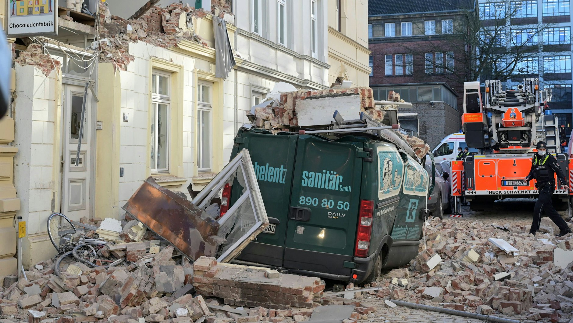 Trümmer eines Wohnhauses sind auf einen Transporter gestürzt.&nbsp;