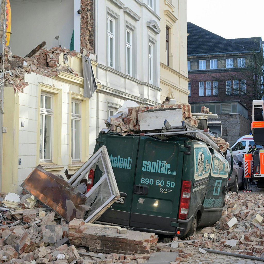 hamburg explosion in wohnhaus bringt fassade zum einsturz