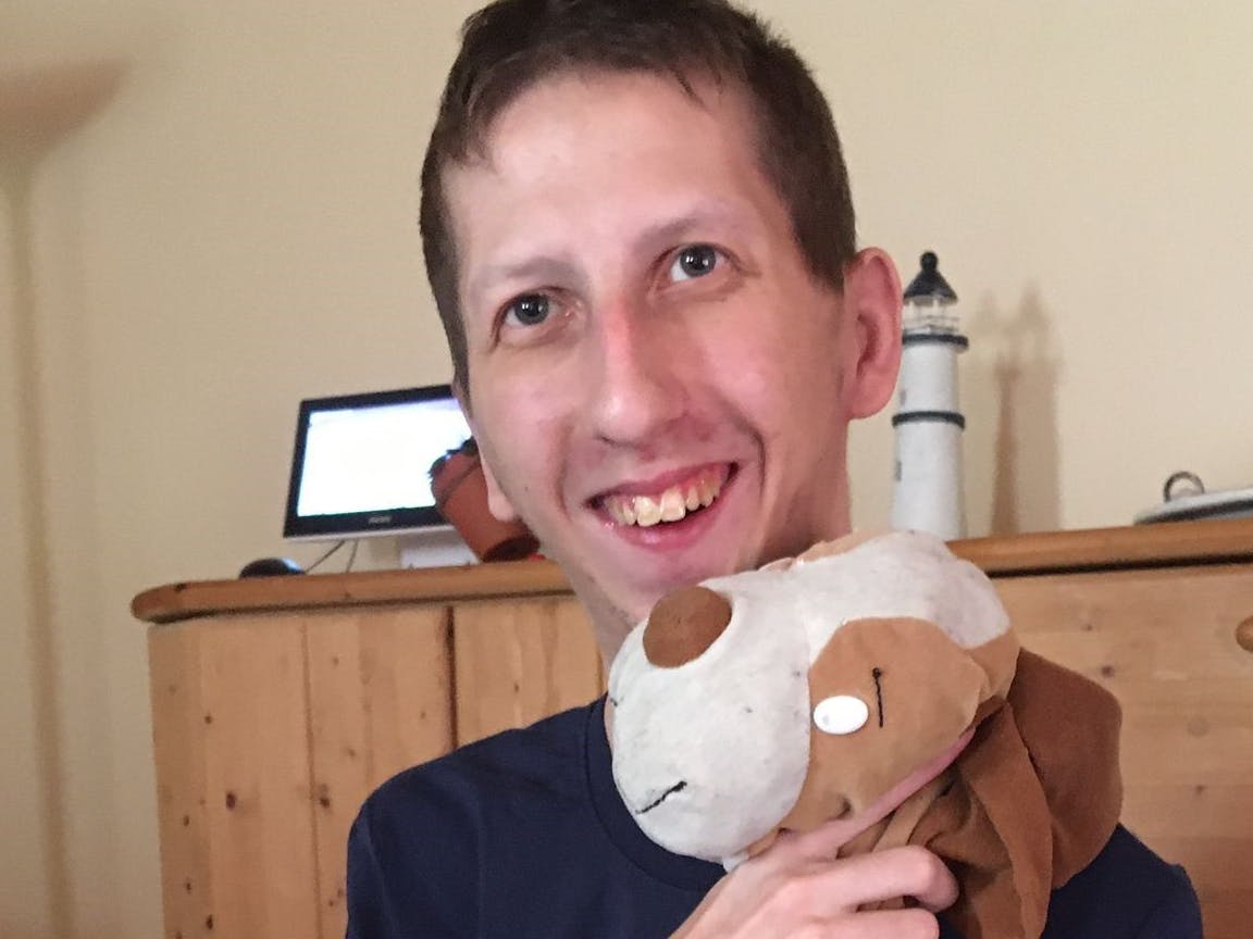 Tobias mit seinem Hund Bobby. Seine Kuscheltiere sind Ersatz für seine fehlenden sozialen Kontakte.