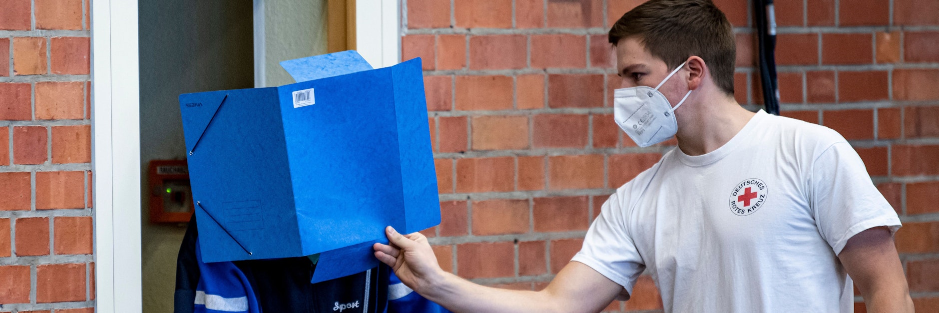 Brandenburg/Havel: Der angeklagte ehemalige KZ-Wachmann (li.) kommt in den Gerichtssaal. Der inzwischen 101-jährige Angeklagte soll zwischen 1942 und 1945 im Konzentrationslager Sachsenhausen nahe Berlin Hilfe zur Ermordung von Lagerinsassen geleistet haben.