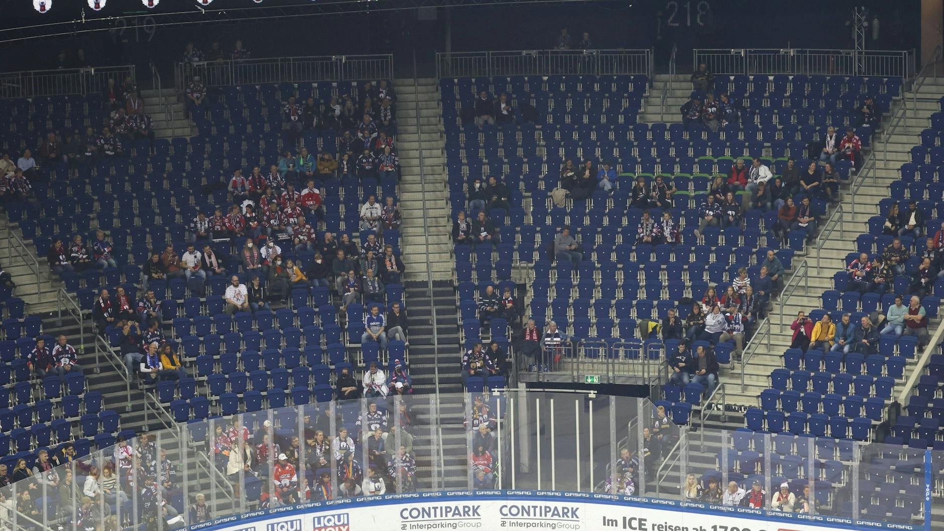 Ganz so leer wie in diesem Spiel gegen Straubing muss die Arena am Ostbahnhof bei Spielen der Eisbären Berlin vielleicht doch erst einmal nicht bleiben.