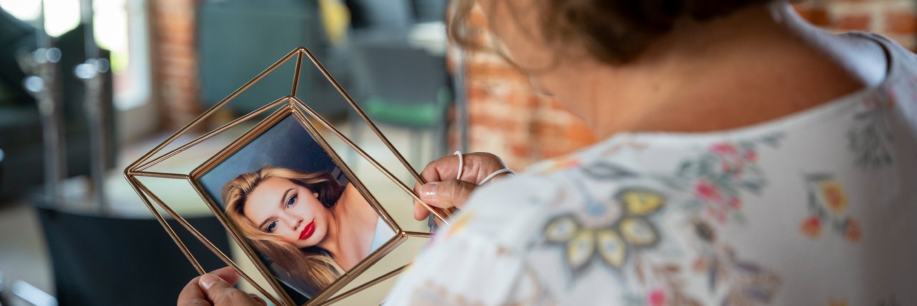 Mutter Brigitte Reusch betrachtet ein Foto ihrer Tochter Rebecca, die seit fast drei Jahren vermisst wird.