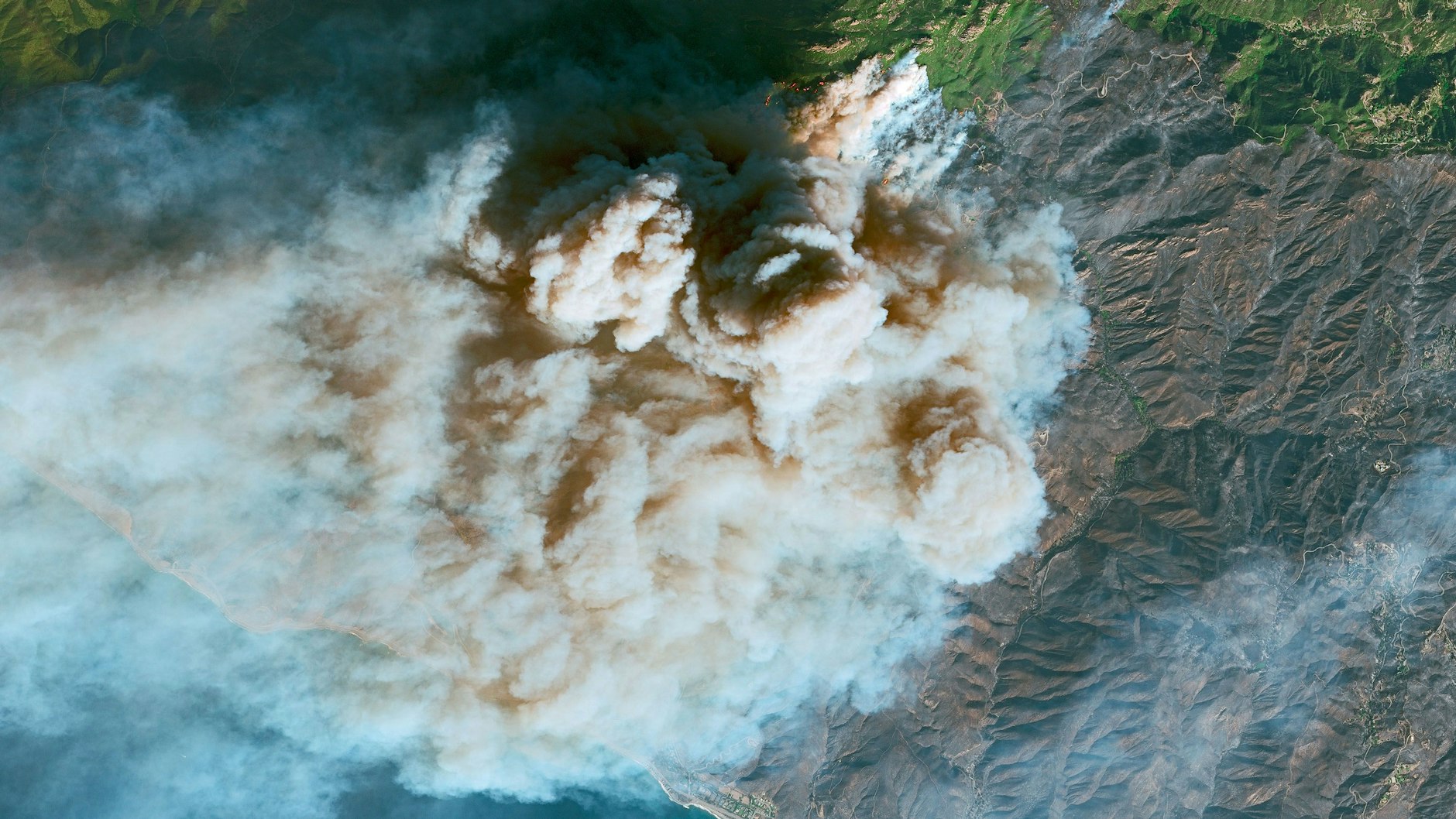 Eine Satellitenaufnahme: Rauschwaden ziehen&nbsp;im November 2018 über die kalifornische Küstenstadt Malibu.