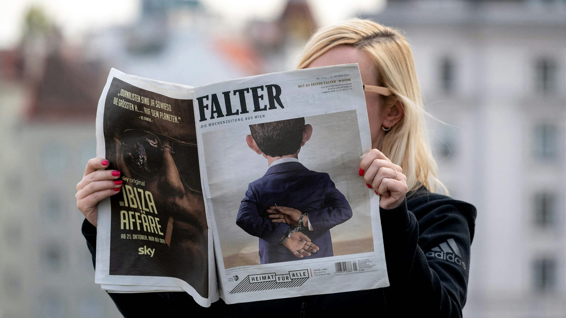 Das Wiener Magazin Falter zeigte eine gefesselte Figur mit den typischen Kurz-Ohren.