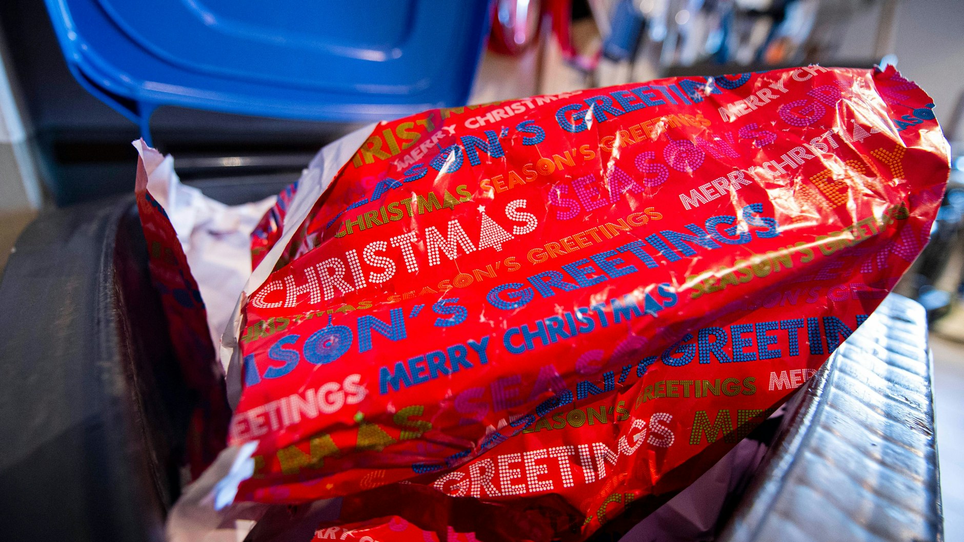 Geschenkpapier landet oft direkt in der Tonne. Nachhaltig ist das nicht.